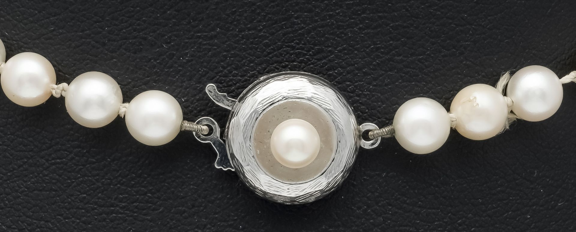 Akoya pearl necklace with pin clasp WG 333/000 set with ceme white Akoya pearl 5 mm, strand of - Image 2 of 2