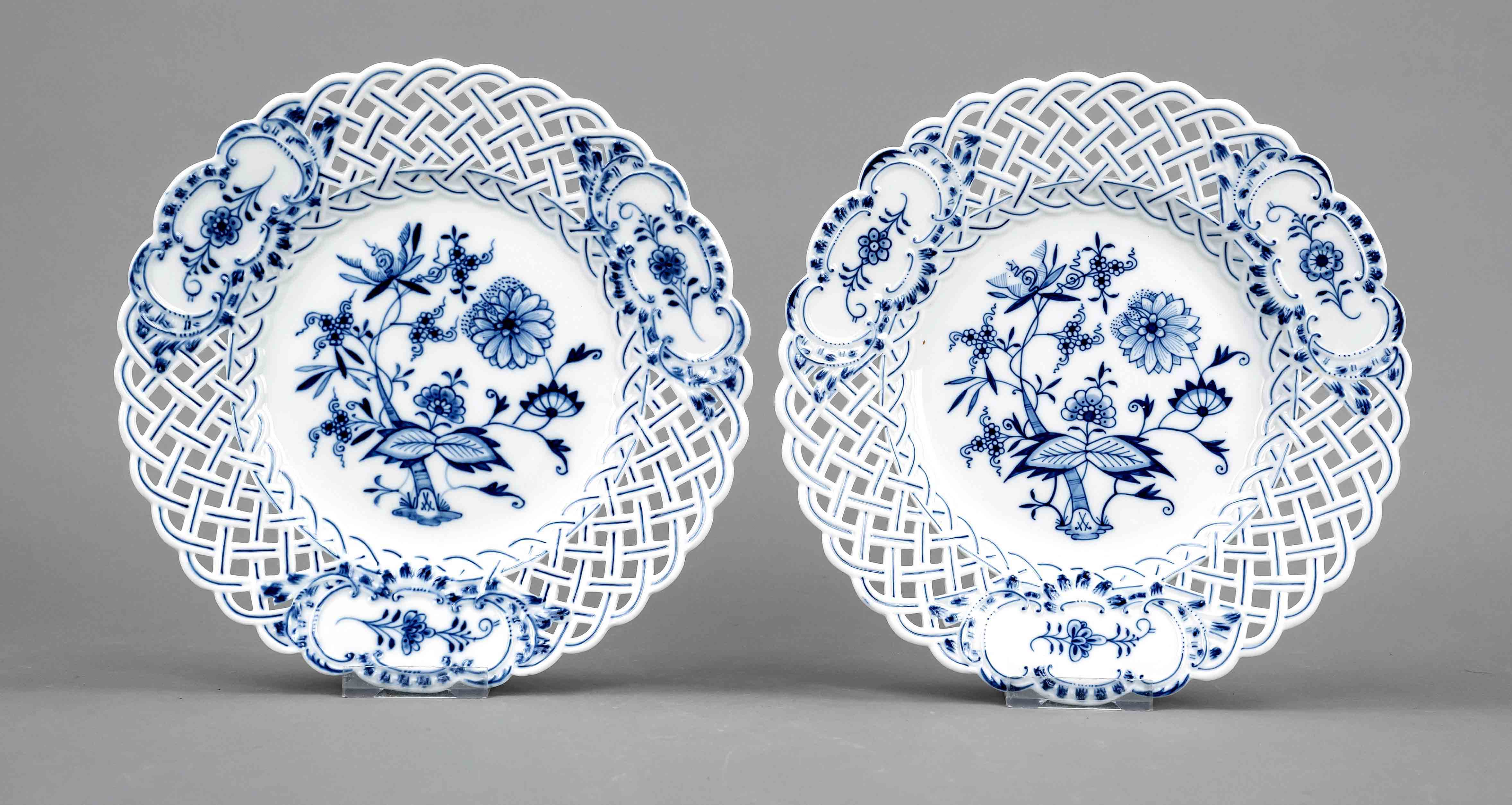 Two pierced plates, Meissen, Knaufschwerter 1850-1924, 1st choice, wicker rim, decorated with