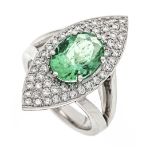 Emerald and brilliant-cut diamond boat-shaped ring, WG 750/000, with an excellent oval faceted