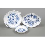 Two bowls and an ashtray, Meissen, after 1950, 1st choice, decor onion pattern in underglaze blue,