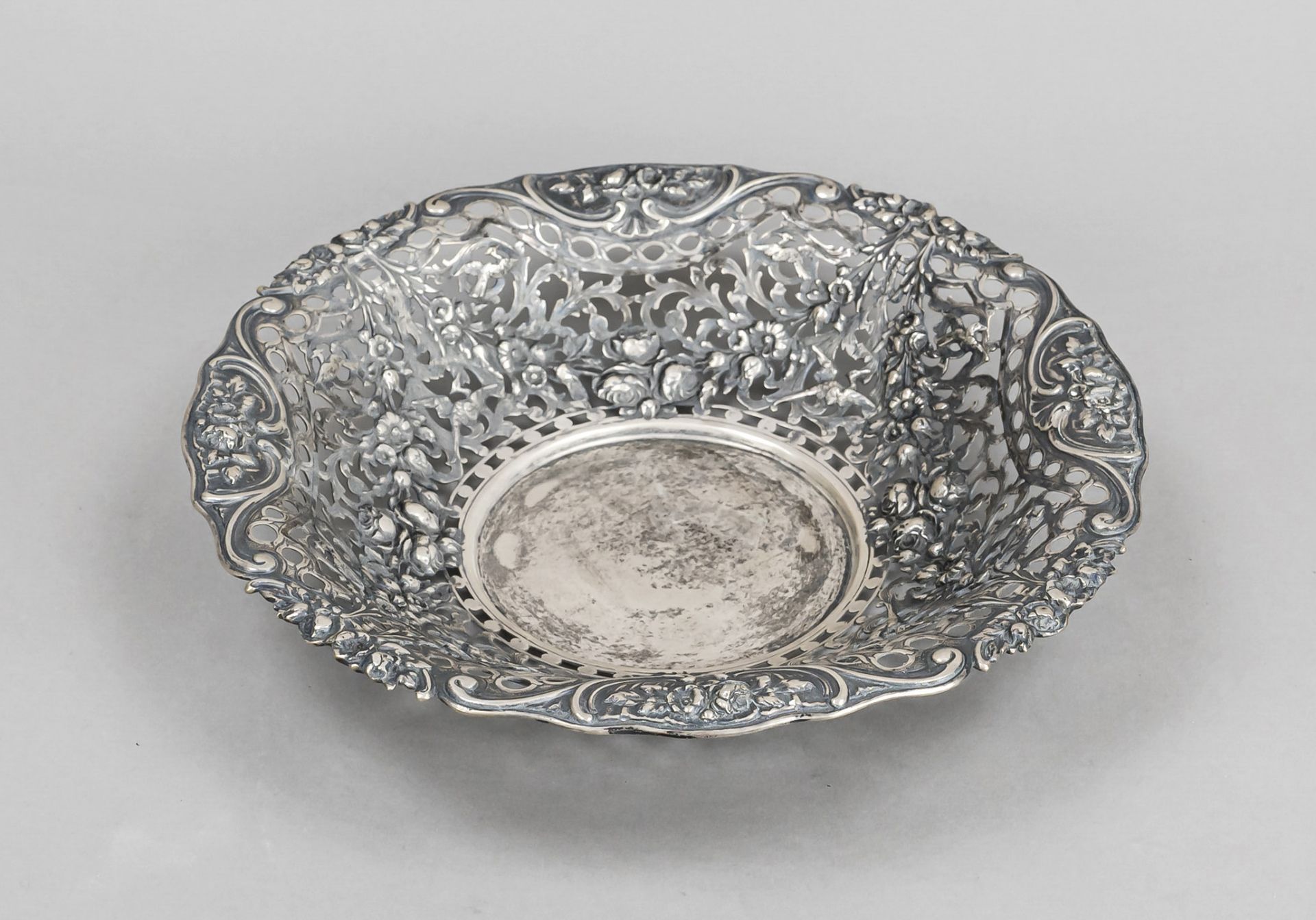A round openwork basket, German, 20th century, probably Hanau, silver 800/000, fitted curved rim,