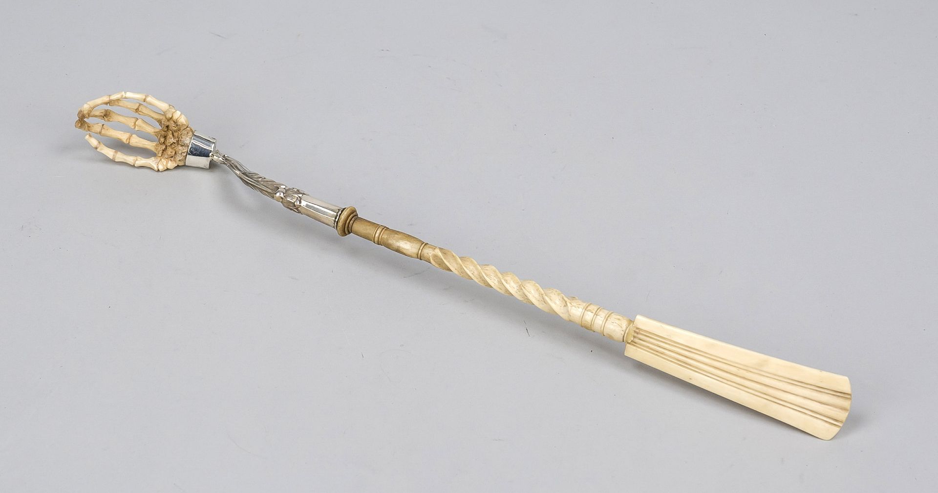 Scratcher (mariage), probably early 19th century. Turned and cut/carved bone shaft with ornamented