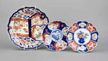 3 Imari plates, Japan, 18th/19th century, 2 smaller ones in chrysanthemum form (d. 21.5 cm), a