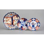 3 Imari plates, Japan, 18th/19th century, 2 smaller ones in chrysanthemum form (d. 21.5 cm), a