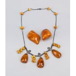 A collection of amber, consisting of 2 pieces (d. up to 6 cm) and an art deco necklace with amber