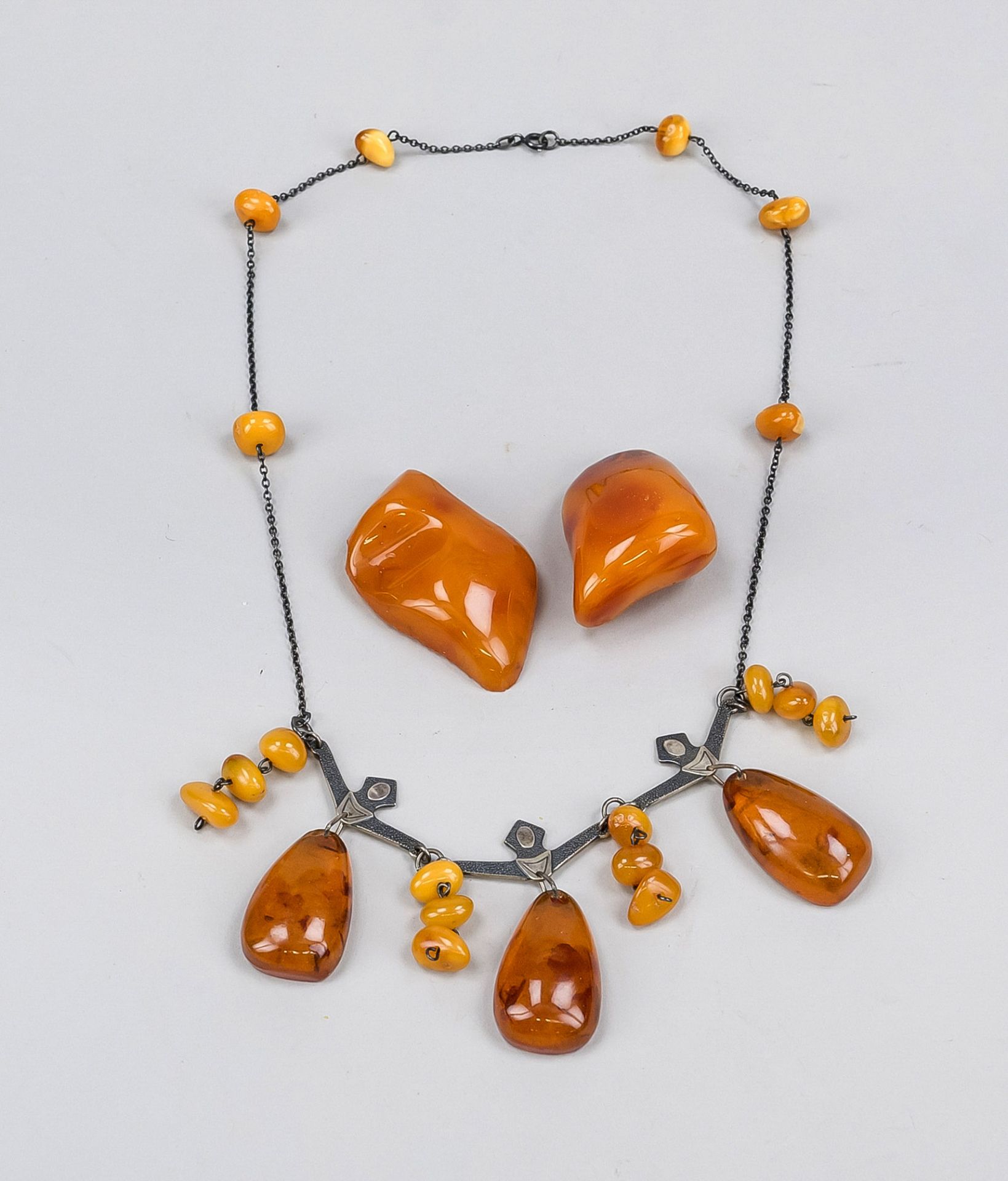 A collection of amber, consisting of 2 pieces (d. up to 6 cm) and an art deco necklace with amber