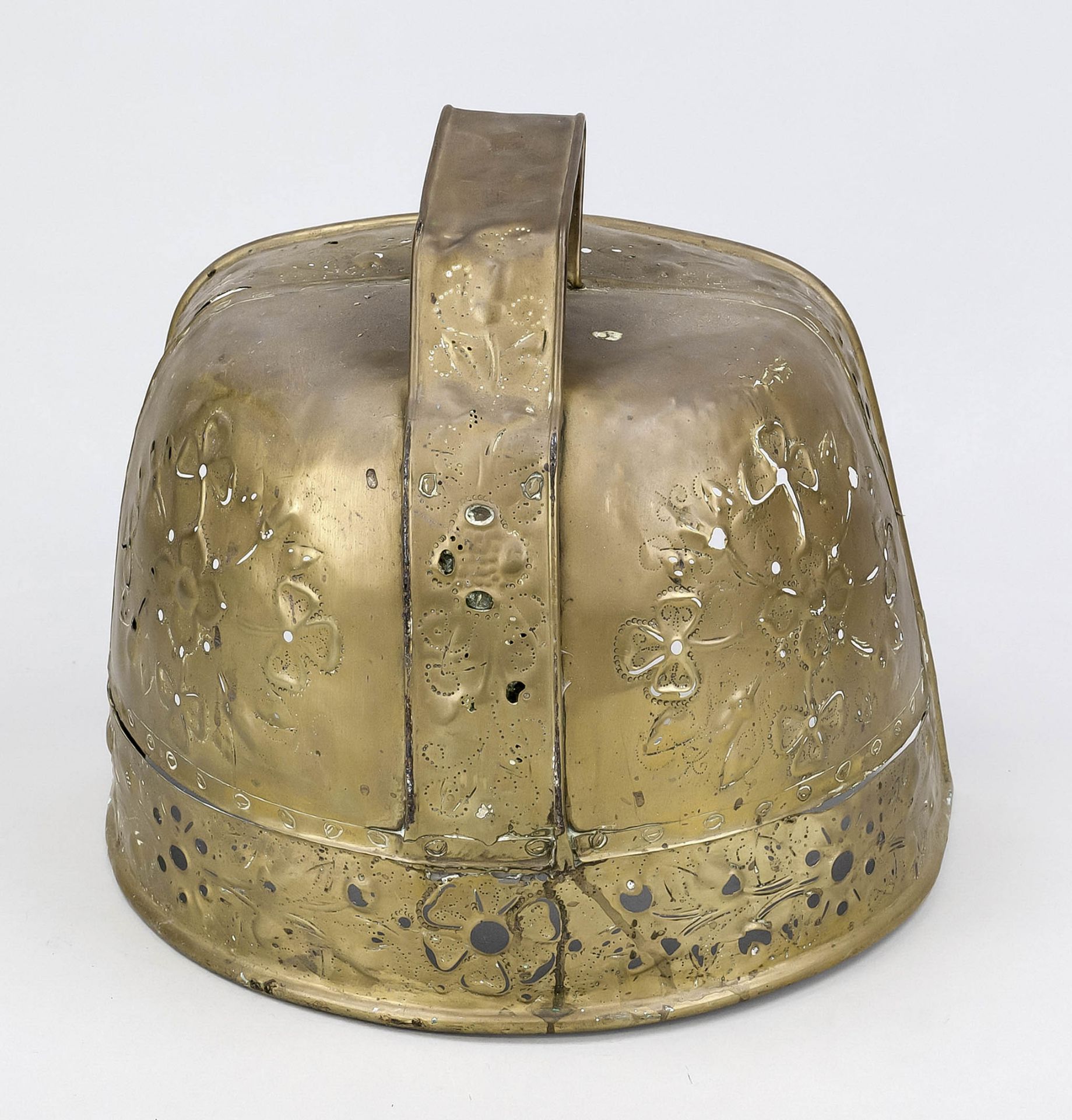 Faceplate, Friesland 18th/19th century, brass. Bell-shaped, open-worked, loop handles, one side