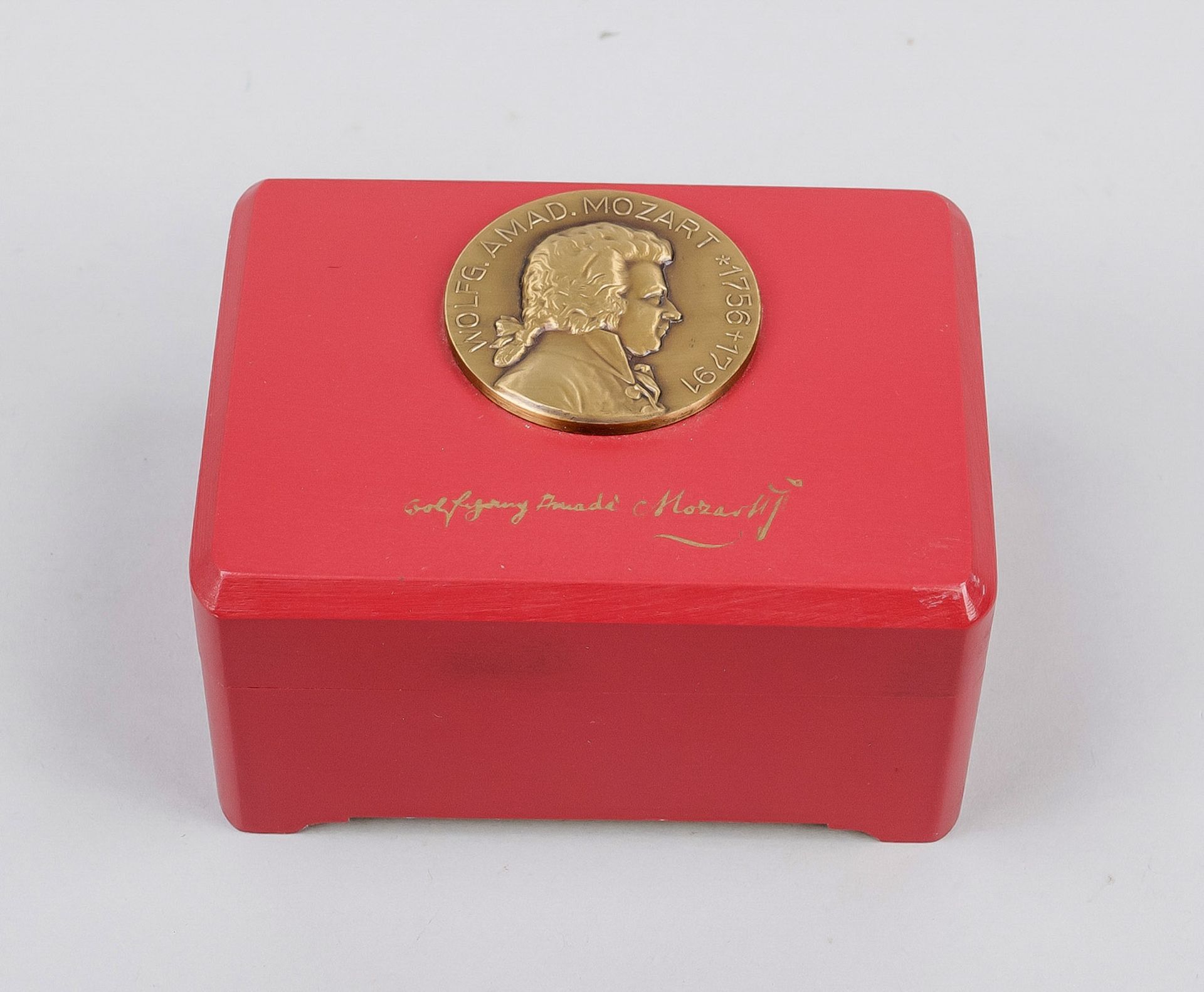 Small music box, Switzerland 20th century, Reuge. Red lacquered box with Mozart medal. Inside - Image 2 of 2