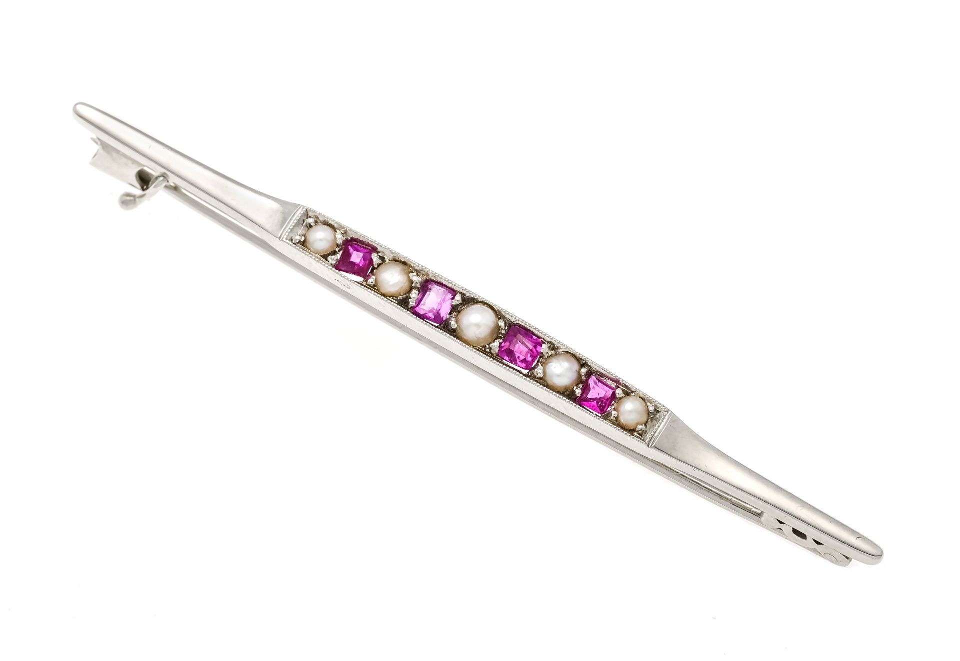 Spinel bar brooch WG 585/000 with 4 faceted spinel carrées 3 - 2.5 mm red, and 5 white half pearls 3