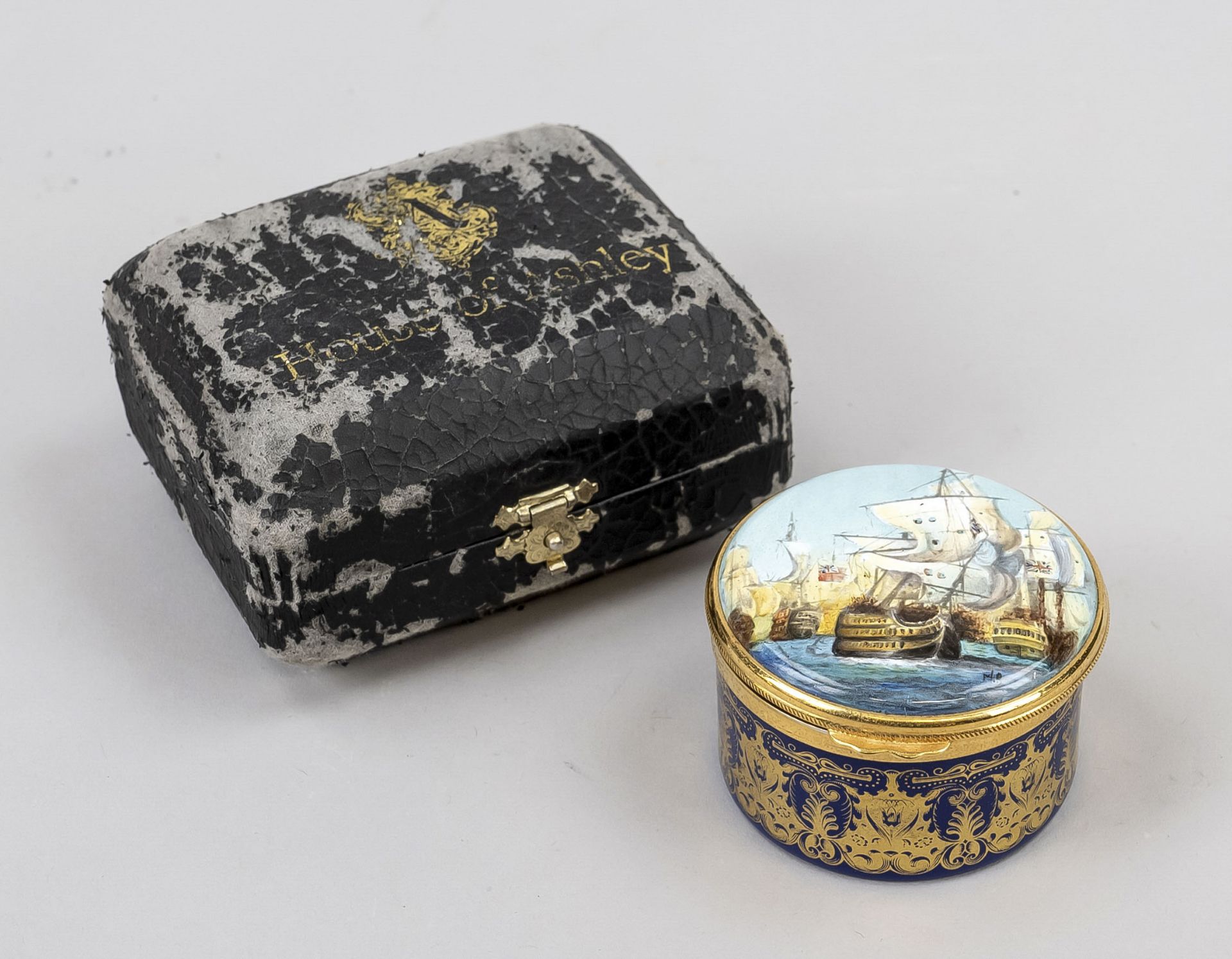 Small music box, England 20th century, marked ''House of Ashley (...)'', in the hinged lid ''