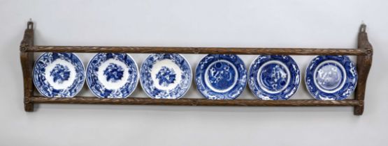 Plate board with 6 plates, Holland probably 19th century, oak board ornamentally carved, with 6 blue