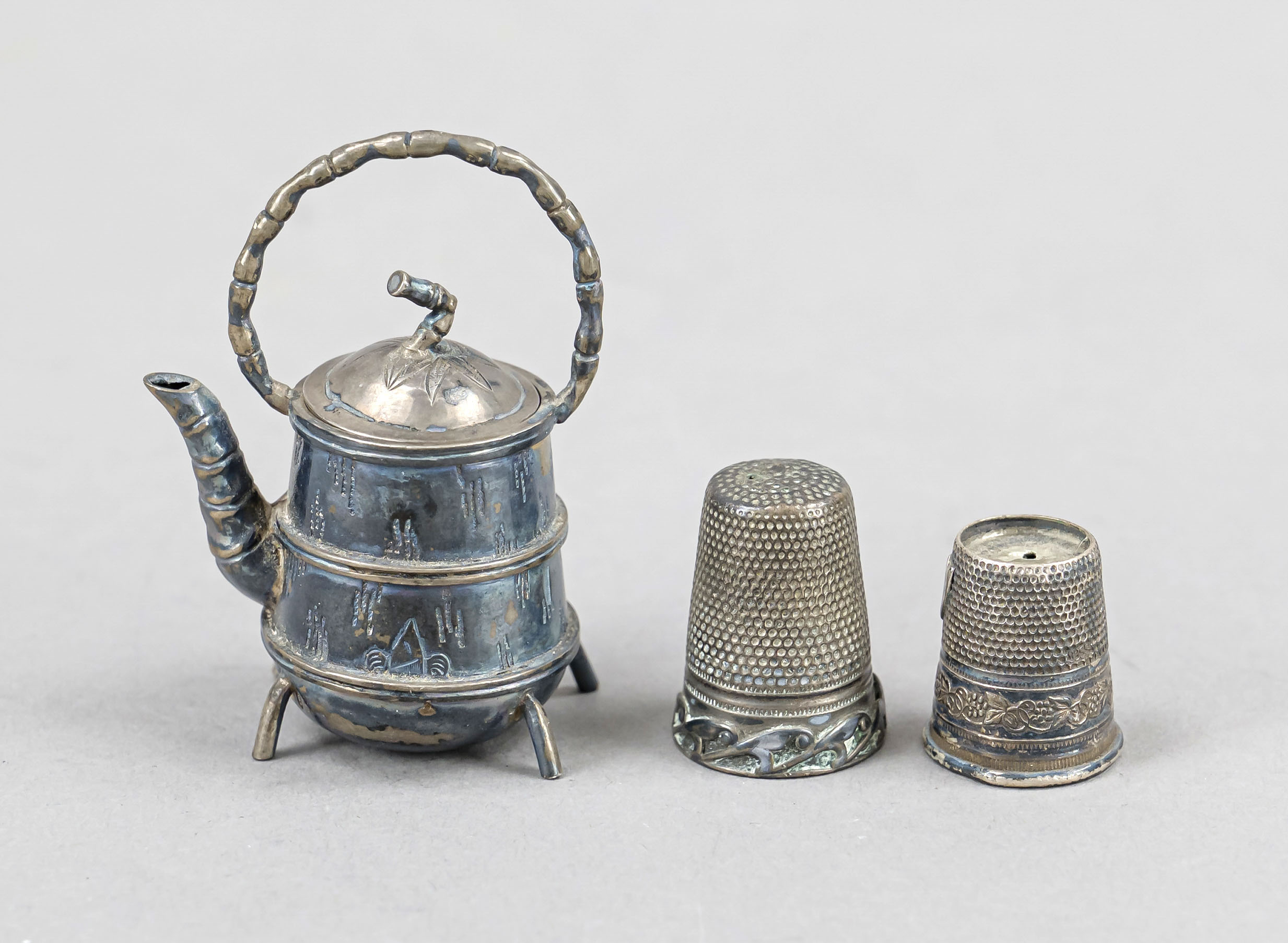 A miniature cauldron and 2 thimbles, silver of various finenesses or tested, 1x damaged, h. up to