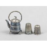 A miniature cauldron and 2 thimbles, silver of various finenesses or tested, 1x damaged, h. up to