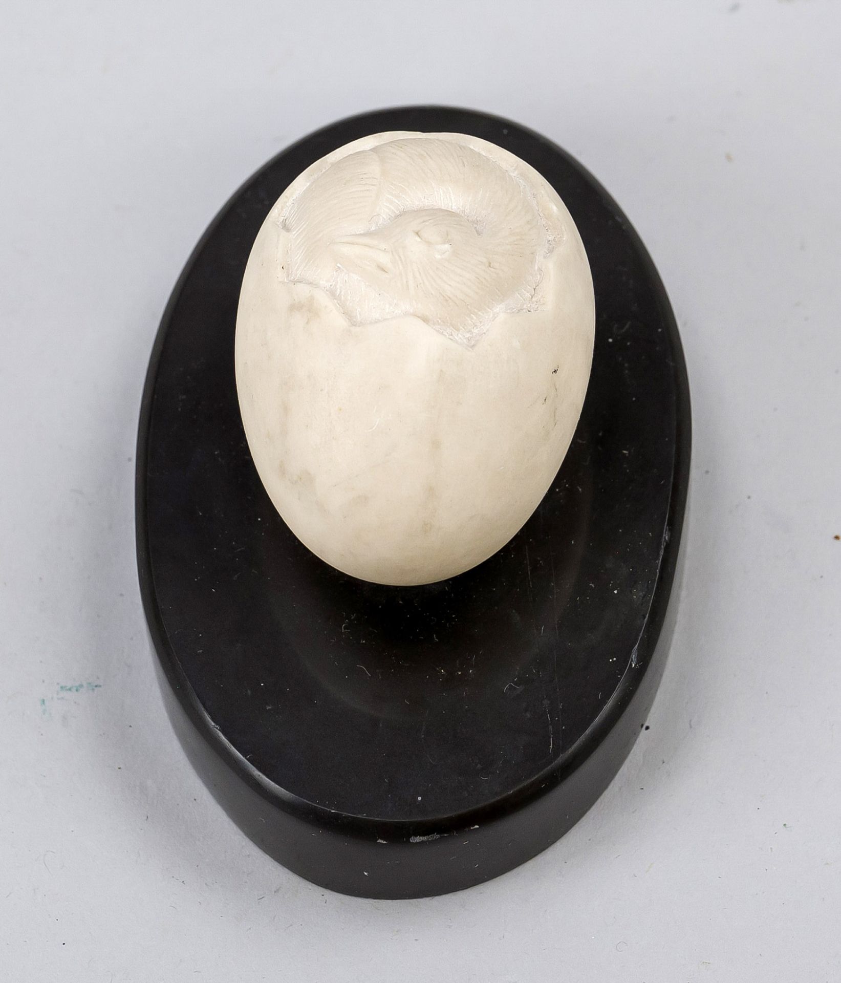 Paperweight Paperweight, probably 19th century, white and black marble. Oval plinth, on it a bird'