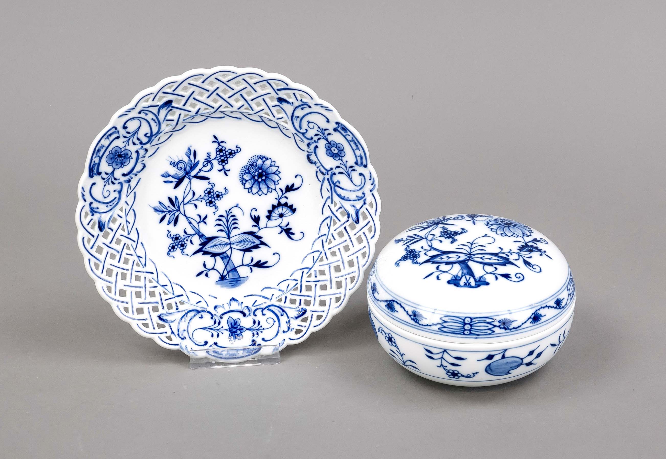 Lidded box and pierced plate, onion pattern decoration in underglaze blue, round lidded box,