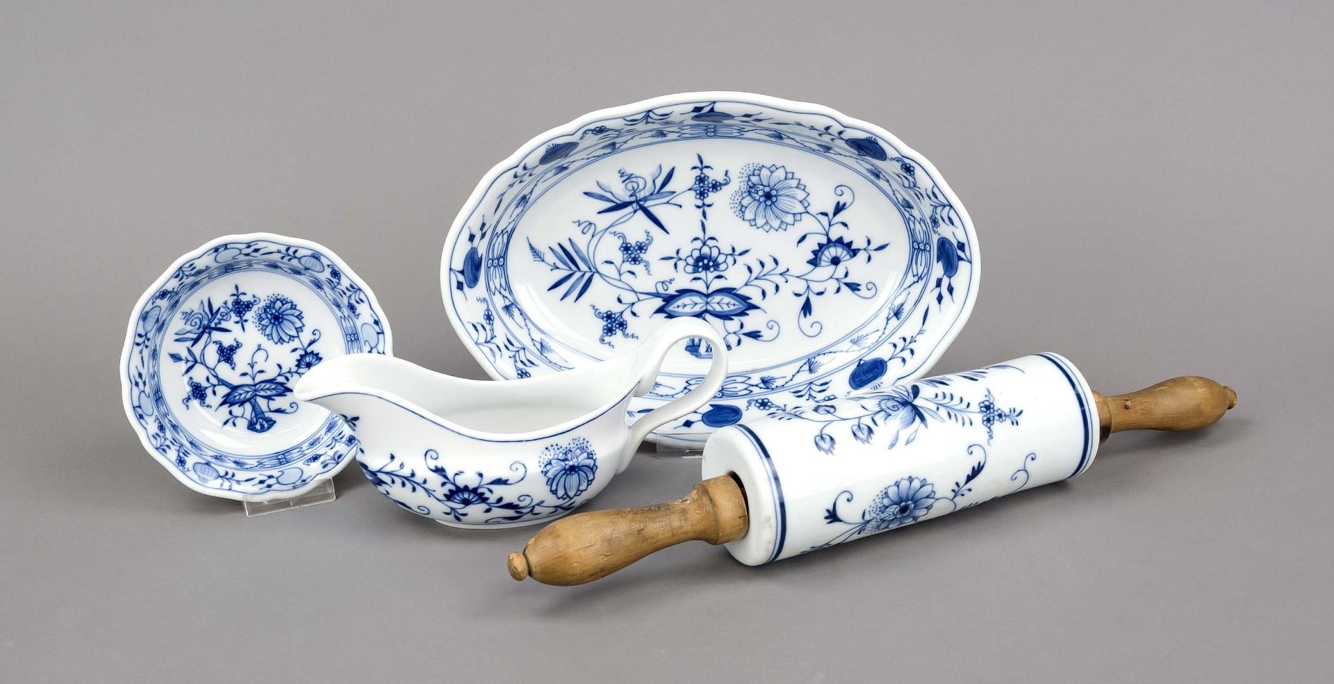 Four pieces Meissen, 20th century, decor onion pattern in underglaze blue, oval bowl, 2nd choice, l.