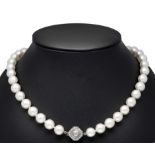 Cultured pearl necklace with box clasp WG 750/000 unmarked, tested, frosted, set with 2 brilliant-