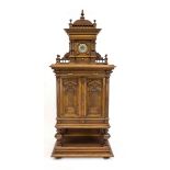 Historicism punk cabinet from around 1880, walnut, 2-door body with open compartment, top with