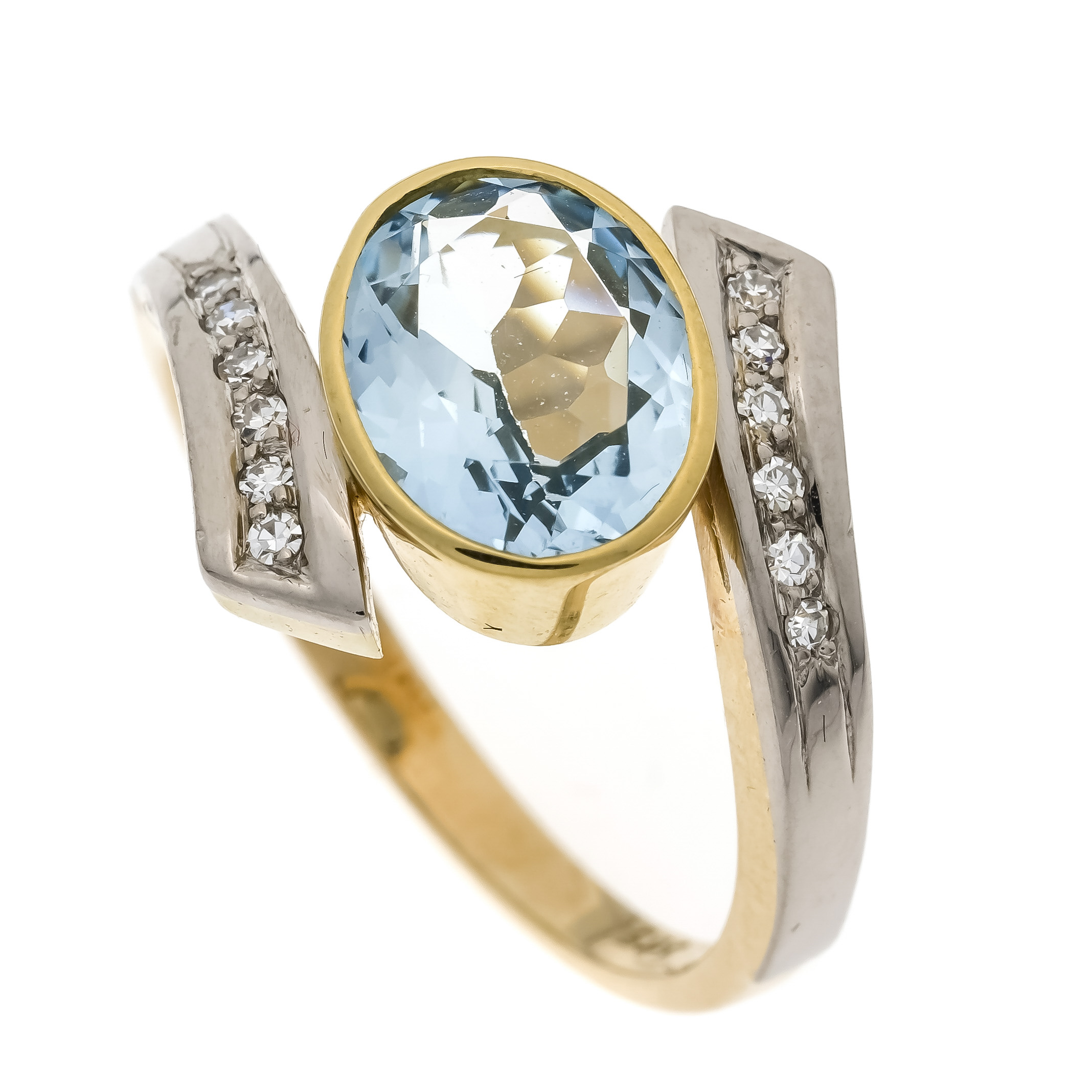 Aquamarine diamond ring GG/WG 585/000 with an oval faceted aquamarine 10 x 8 mm in good color,