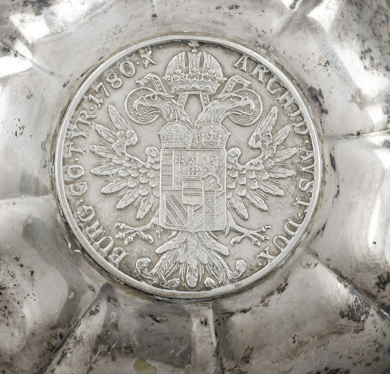 Round coin dish, 20th century, silver tested, flower shape, central embedded coin, Maria Theresa - Image 2 of 3