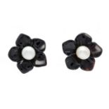 Flower stud earrings GG 585/000 with 2 black gemstones cut in the shape of flowers and 2 white