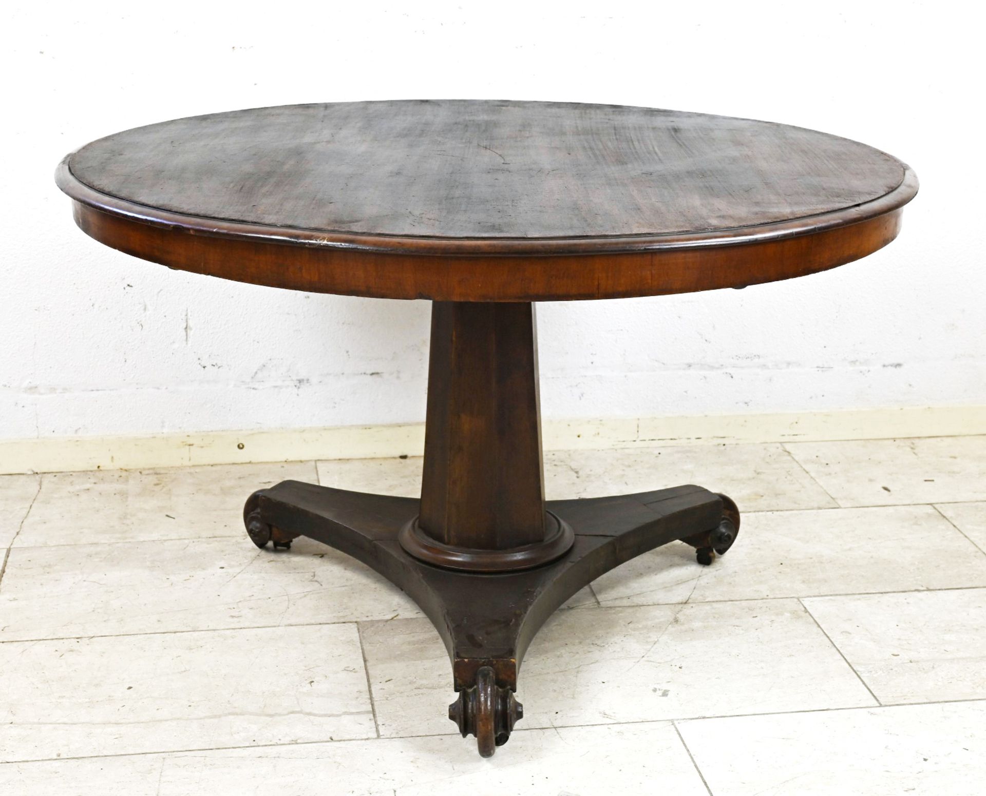 Coffee table, mahogany, 19th century, minimal veneer damage, h 66 x Ø 104 cm - This furniture cannot