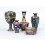 5 pieces Cloisonné, Japan around 1900 (Meiji). 4 vases in various designs and a hexagonal lidded box