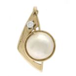 Mabé pearl clip pendant GG/WG 585/000 with a creamy white mabé pearl 15.2 mm and a brioll diamond,