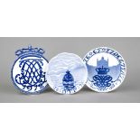 Set of 3 Copenhagen pieces with blue and white decoration, commemorative plaque for the coronation