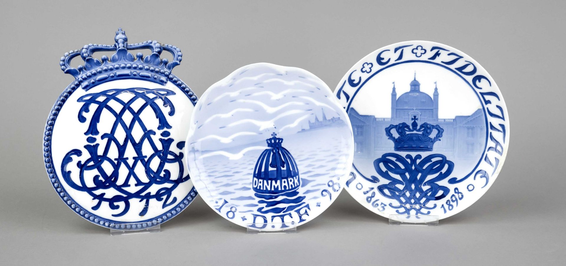 Set of 3 Copenhagen pieces with blue and white decoration, commemorative plaque for the coronation