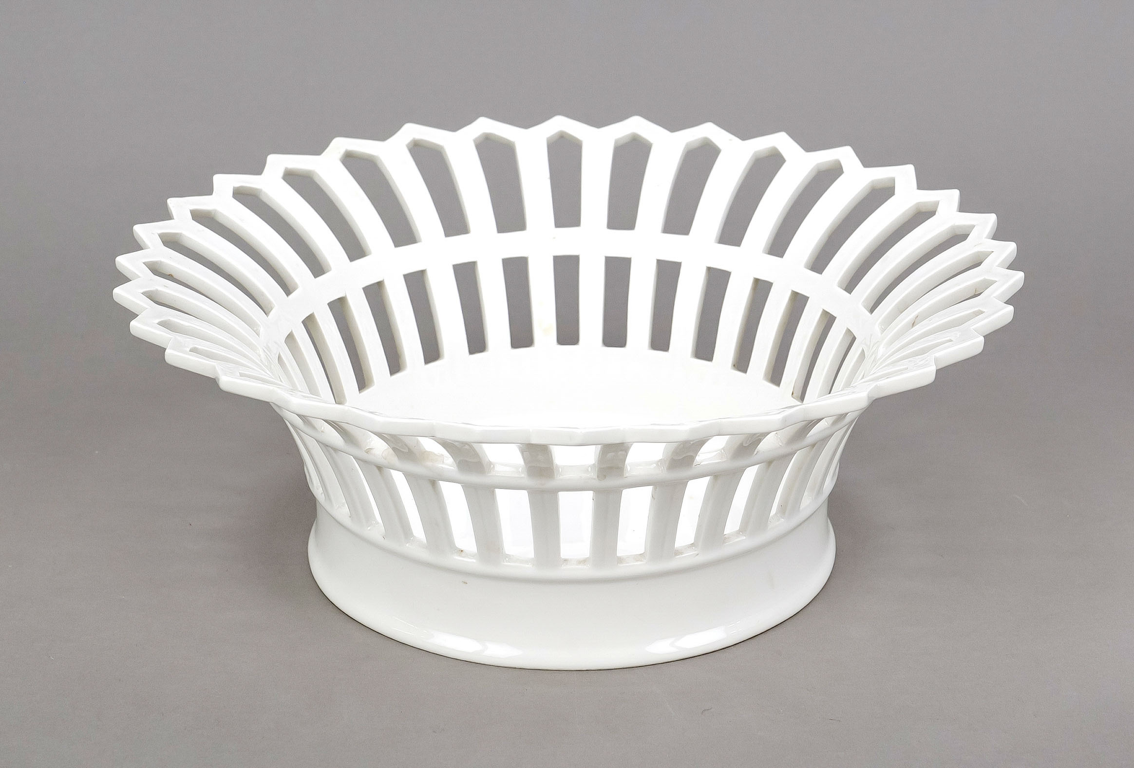 French basket, KPM Berlin, mark 1962-1992, 2nd choice, designed by Johann Carl Friedrich Riese