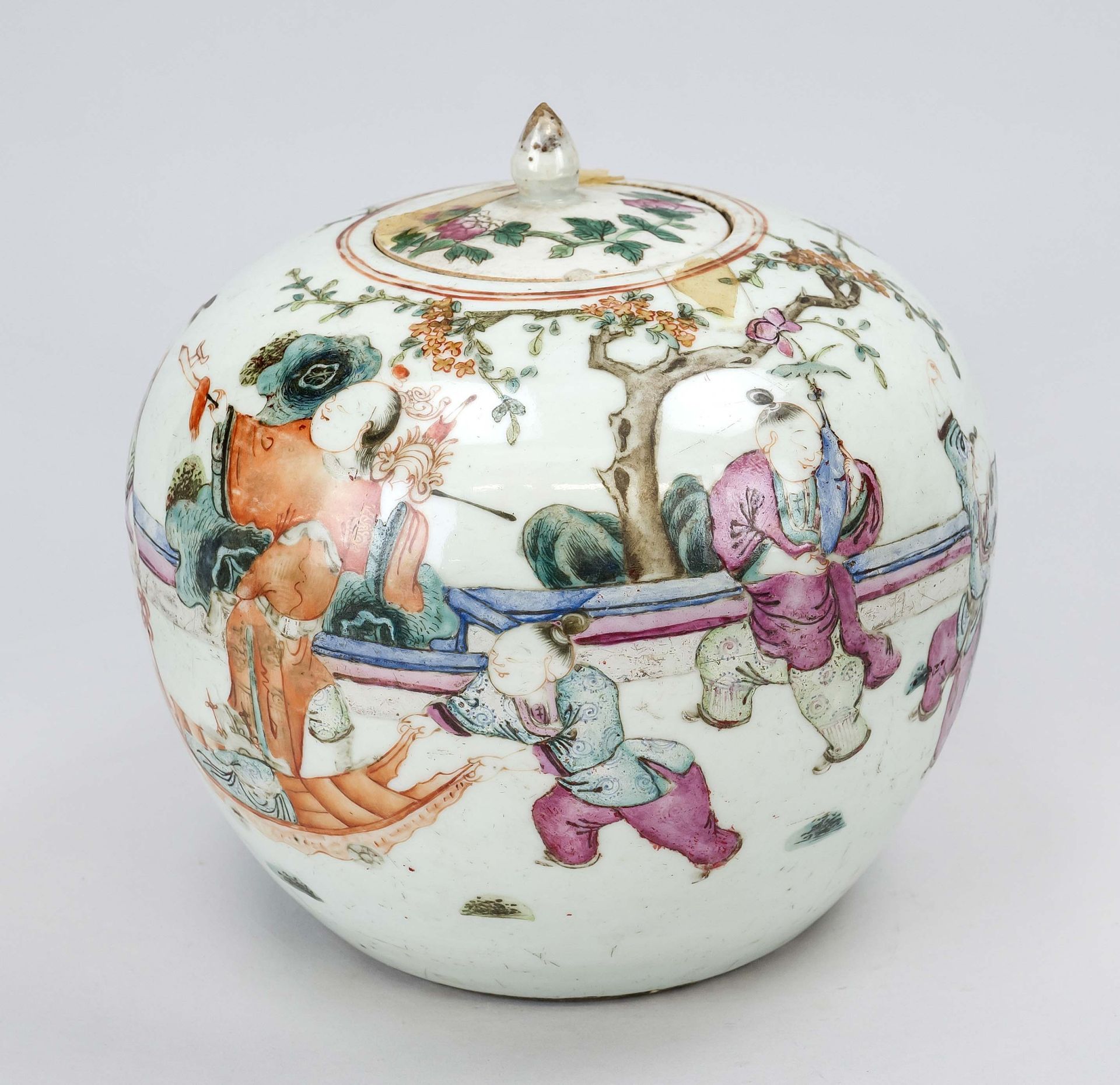 Famille Rose lidded pot, China, 19th century (Qing). Revolving decoration with children/boys playing