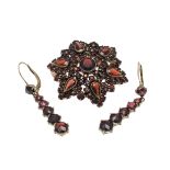 2 pieces of garnet jewelry, gold-plated metal, with round and drop-shaped faceted garnets 8 - 2