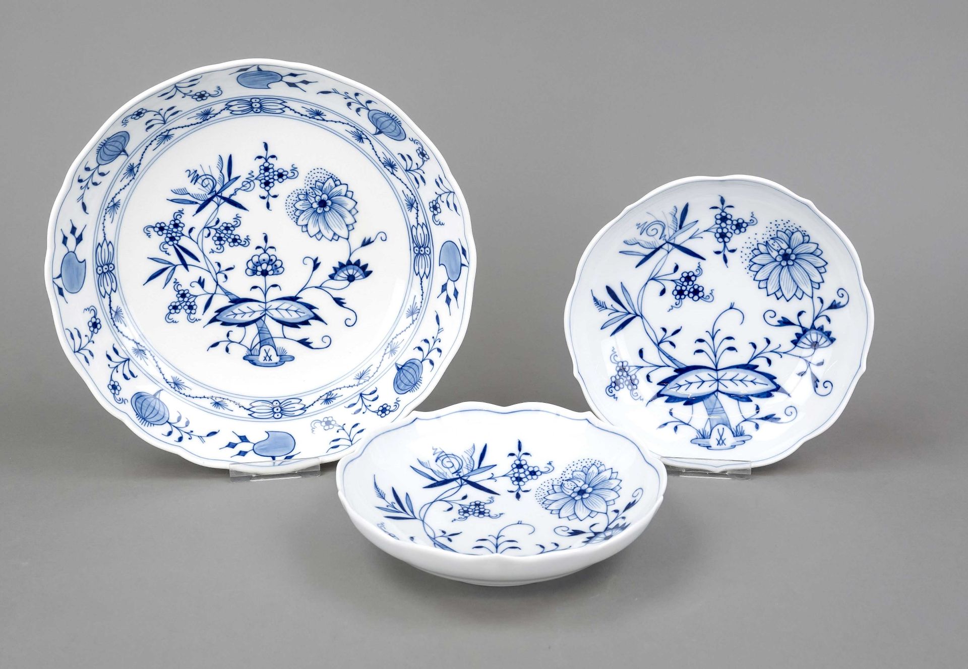 Three round bowls, Meissen, marks after 1934, 1st and 2nd choice, shape New cut-out, decor onion