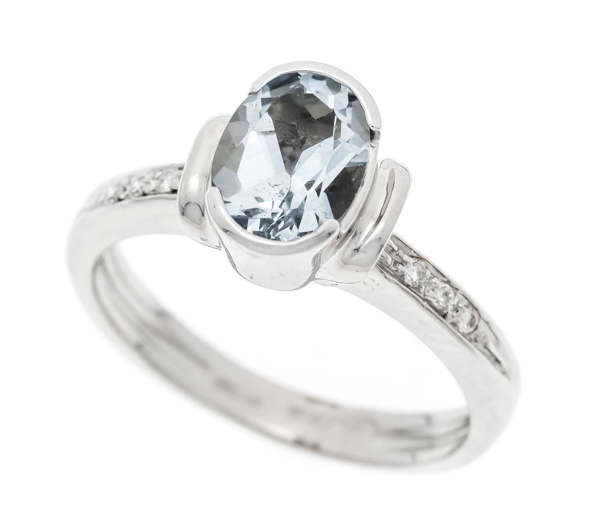 Aquamarine diamond ring WG 750/000 with an oval faceted aquamarine 7.4 x 6.0 mm light blue,