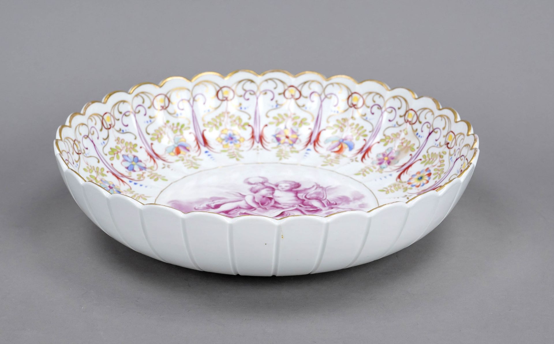 Round fan-shaped bowl, Meissen, Knauf Schwerter, mark 1850-1924, 2nd choice, purple putti playing in - Image 2 of 2