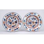 Pair of Imari plates, China 18th century (Qing). Decor under and on the glaze in cobalt blue, iron
