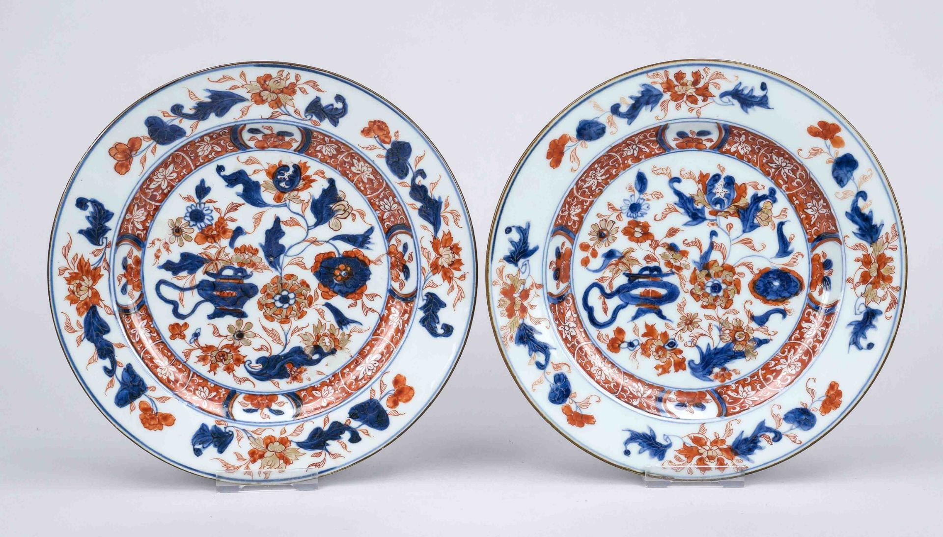 Pair of Imari plates, China 18th century (Qing). Decor under and on the glaze in cobalt blue, iron