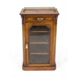 Small display cabinet, 19th century, walnut with floral inlays, 1-door glazed body, above brass rods