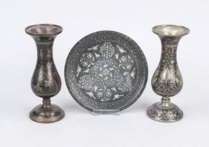 2 vases and a plate Bidri, India 19th century, brass/bronze with silver rubbing Stylized birds,