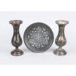 2 vases and a plate Bidri, India 19th century, brass/bronze with silver rubbing Stylized birds,