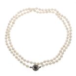 Akoya pearl necklace WG 585/000 with 4 round faceted sapphires 2.5 mm dark blue, opaque, strand of
