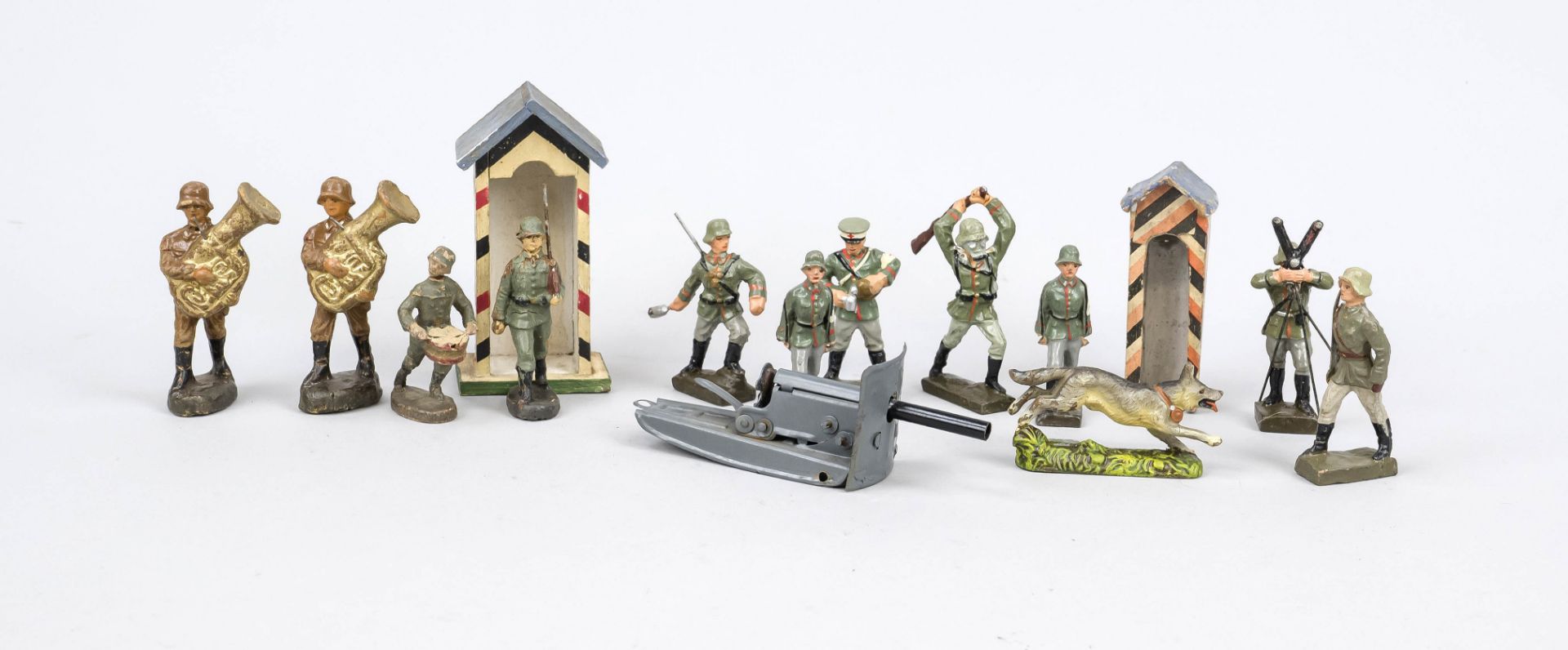 Mixed lot of play figures, 1st half 20th century Approx. 50 mass figures of soldiers, painted in