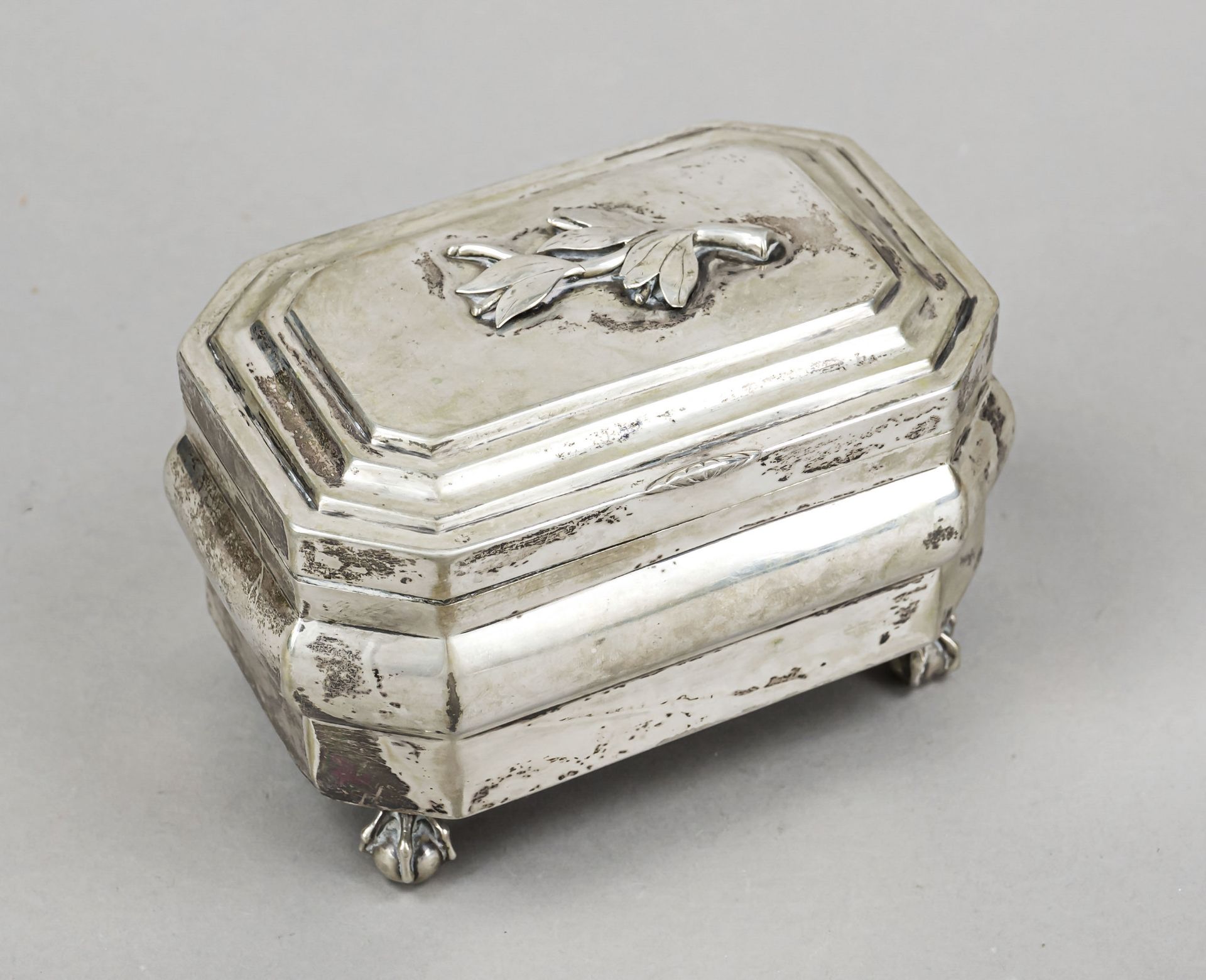 Rectangular lidded box, early 19th century, MZ, silver 12 solder (750/000), on 4 claw feet with