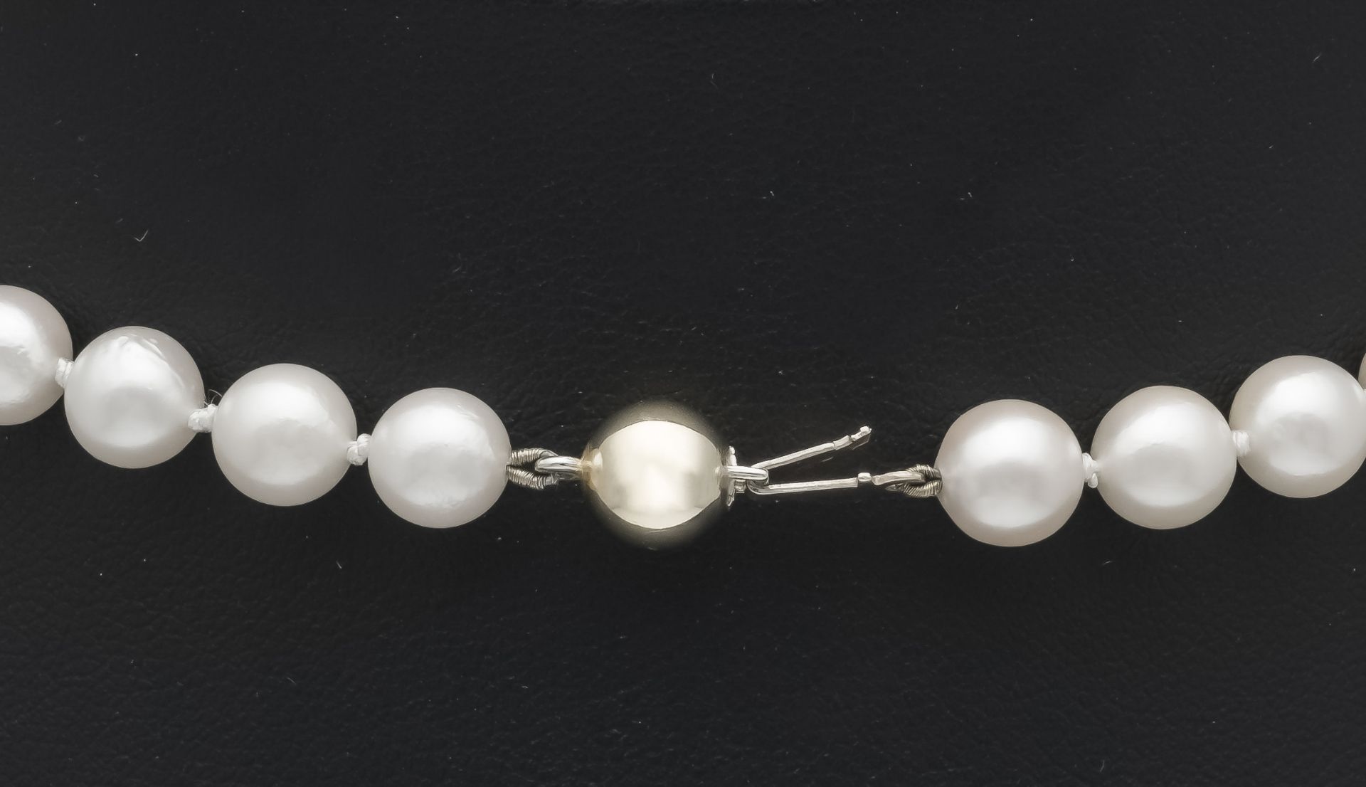 Akoya pearl necklace with ball clasp GG 585/000, strand of creamy white Akoya pearls 7 mm, l. 40 cm, - Image 2 of 2