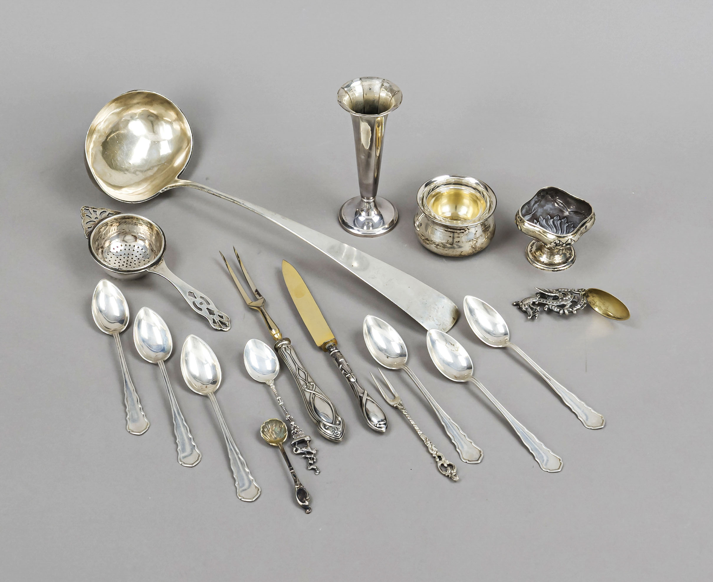 Mixed lot of 18 pieces, 20th century, various makers, silver of various finenesses, round bowl, Ø