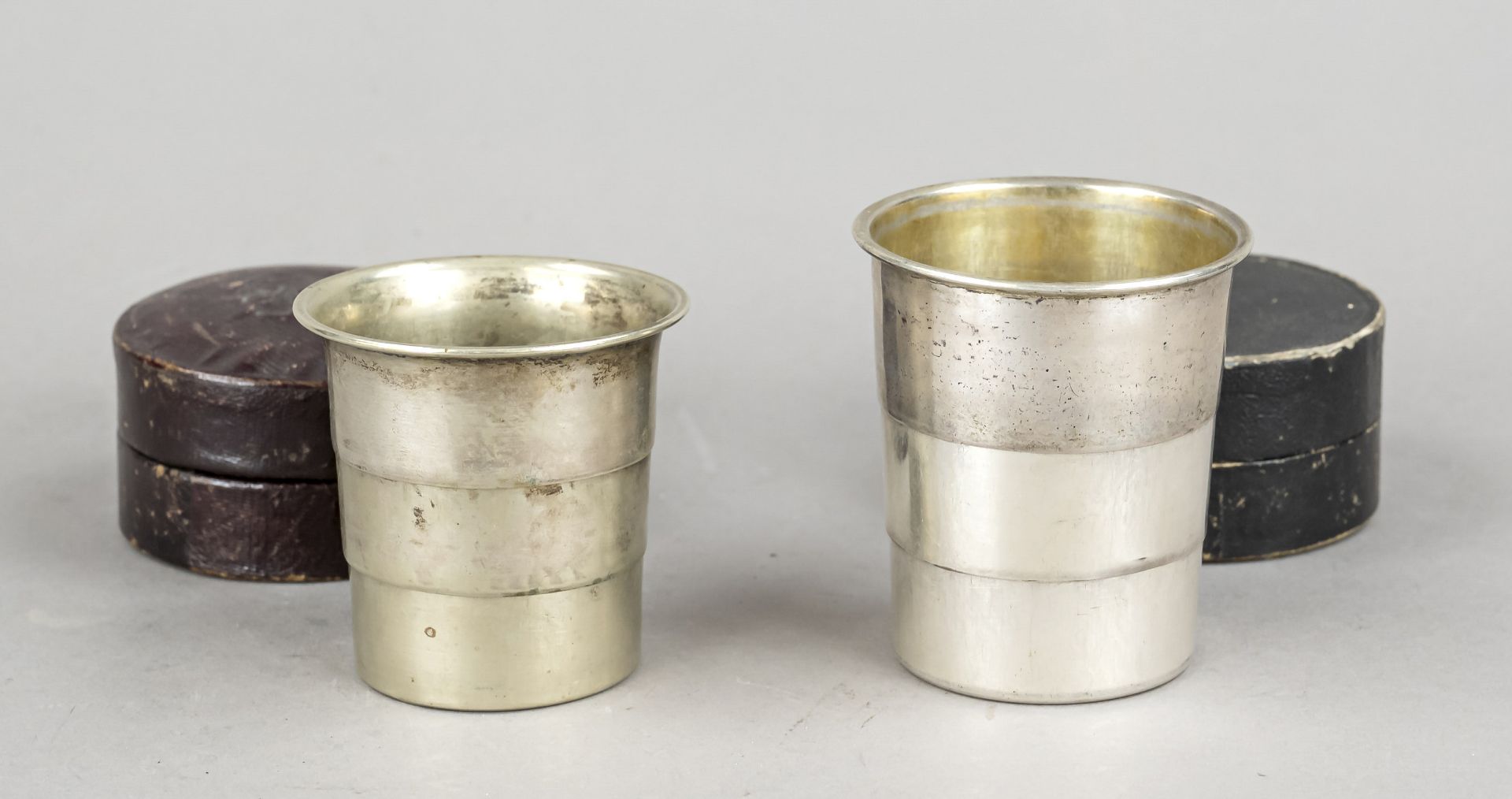 Two travel mugs, 19th century, plated, 1x with interior gilding, smooth form, 1x with monogram and