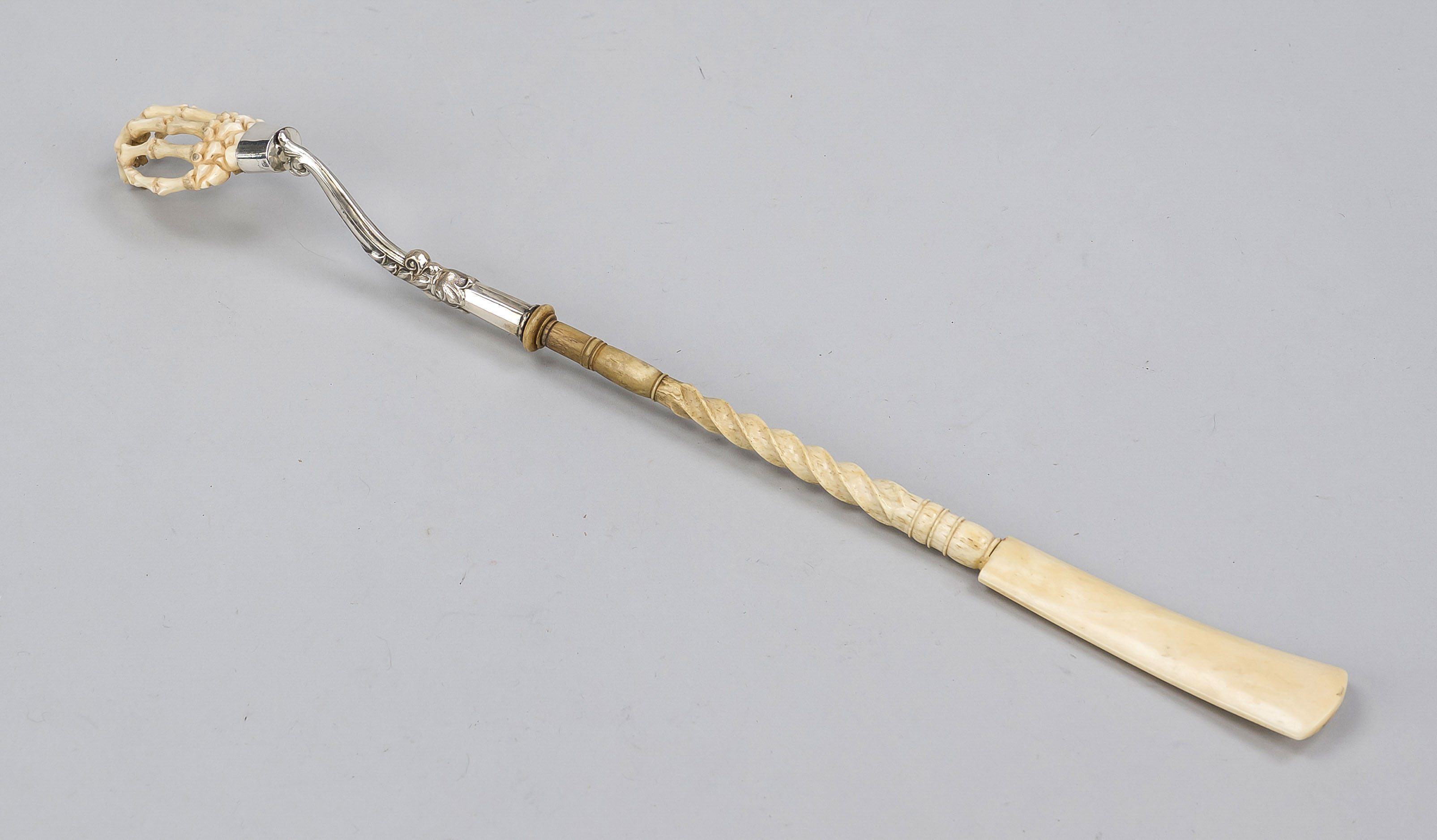 Scratcher (mariage), probably early 19th century. Turned and cut/carved bone shaft with ornamented - Image 2 of 2