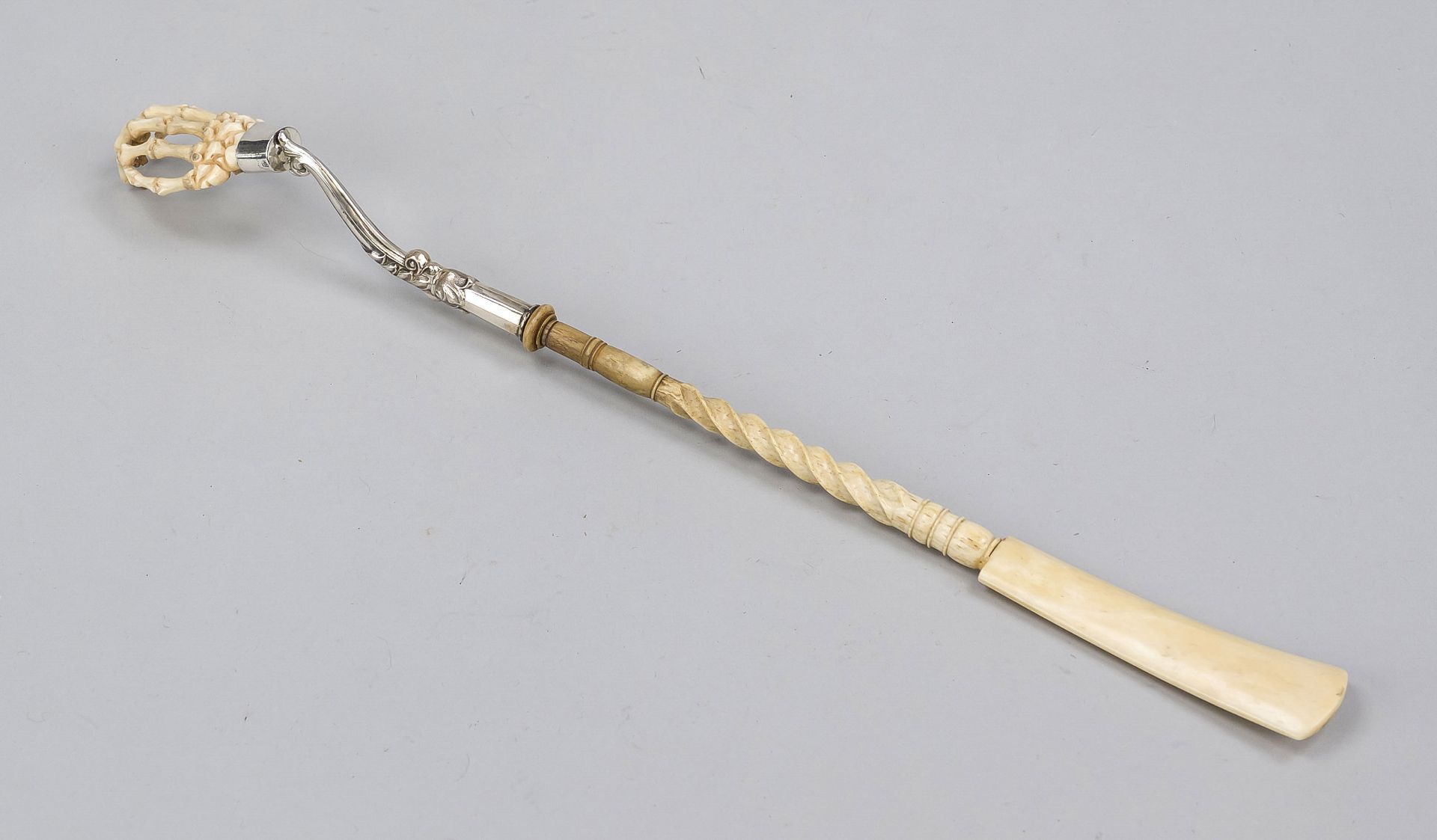 Scratcher (mariage), probably early 19th century. Turned and cut/carved bone shaft with ornamented - Image 2 of 2