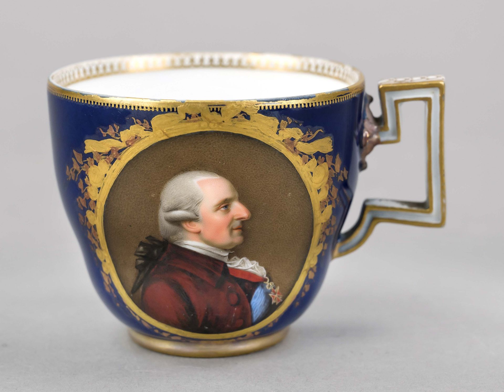 An important lidded cup and saucer, Meissen, Marcolini mark with numeral 4, 1st choice, c. 1778. - Image 4 of 6